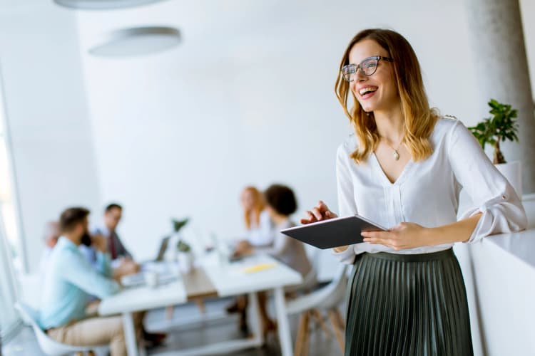 Advogada previdenciarista sorrindo. Seja um parceiro da realiza e receba novos clientes todos os dias.