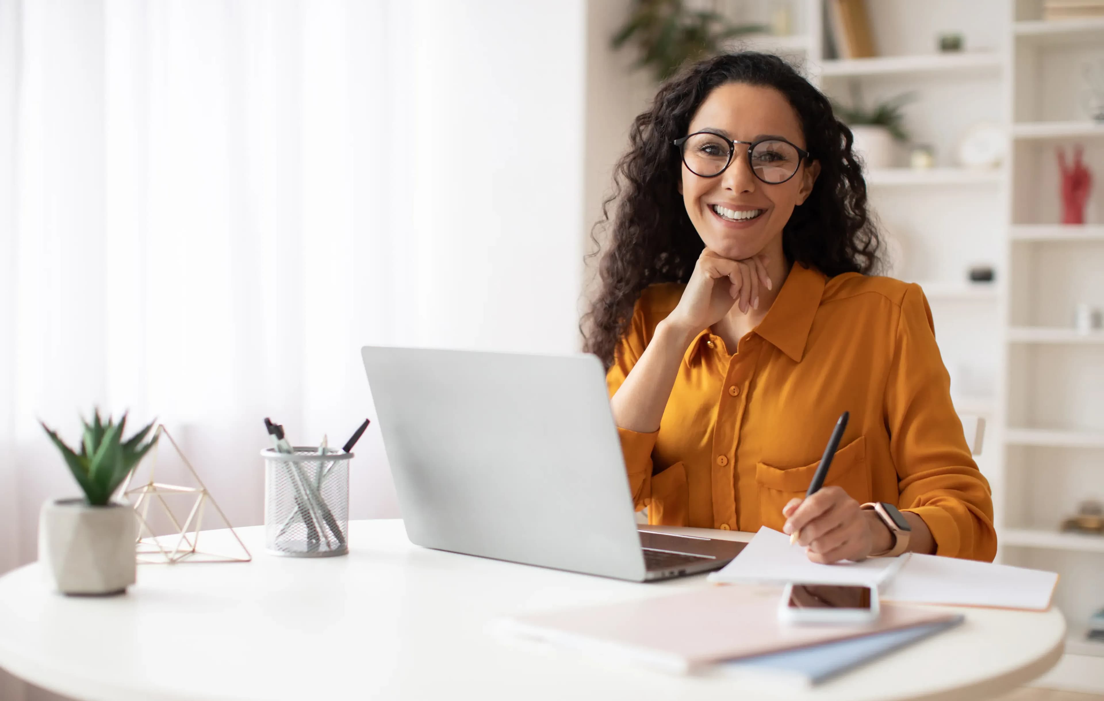 Advogada especializada em direito previdenciário, aposentadoria e outros benefícios do INSS. Sorrindo, usando óculos com armação redonda.