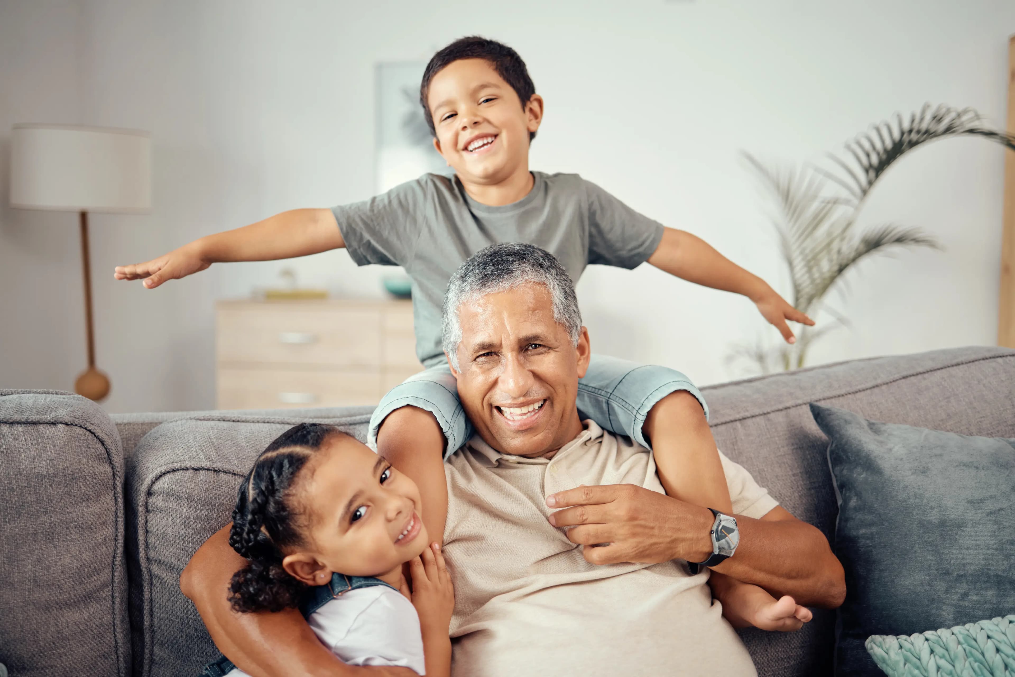 Família feliz após conseguir a melhor aposentadoria, com o auxílio dos advogados previdenciarios especialistas da Realiza.