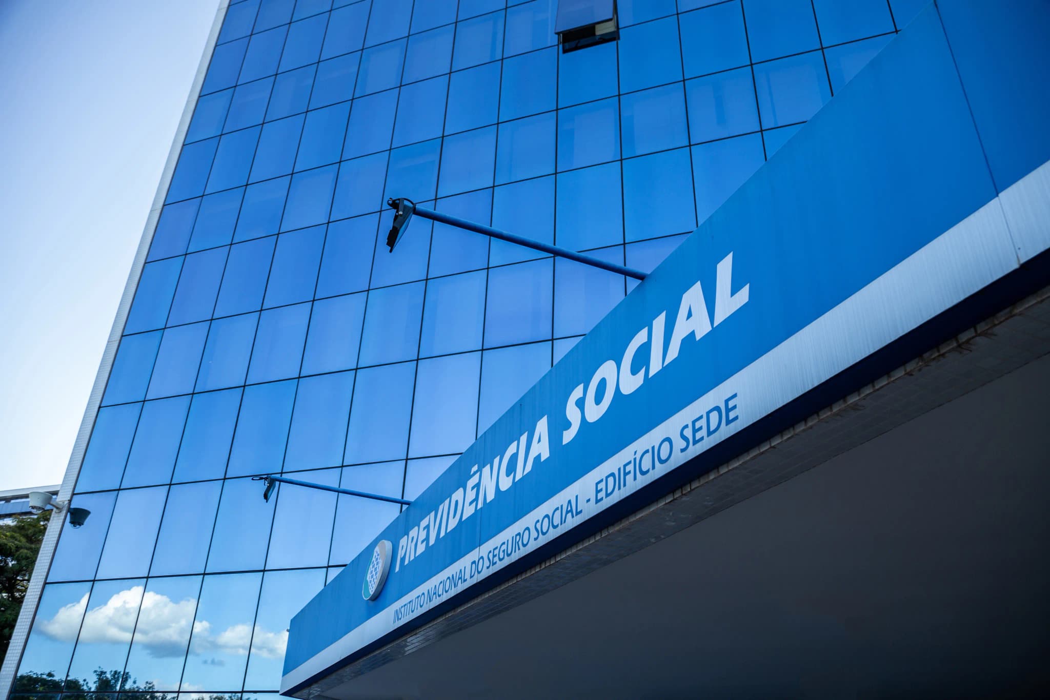 Prédio azul da previdência Social INSS, fazer o cálculo da aposentadoria, tempo de contribuição e simulação pelo aplicativo Meu INSS.